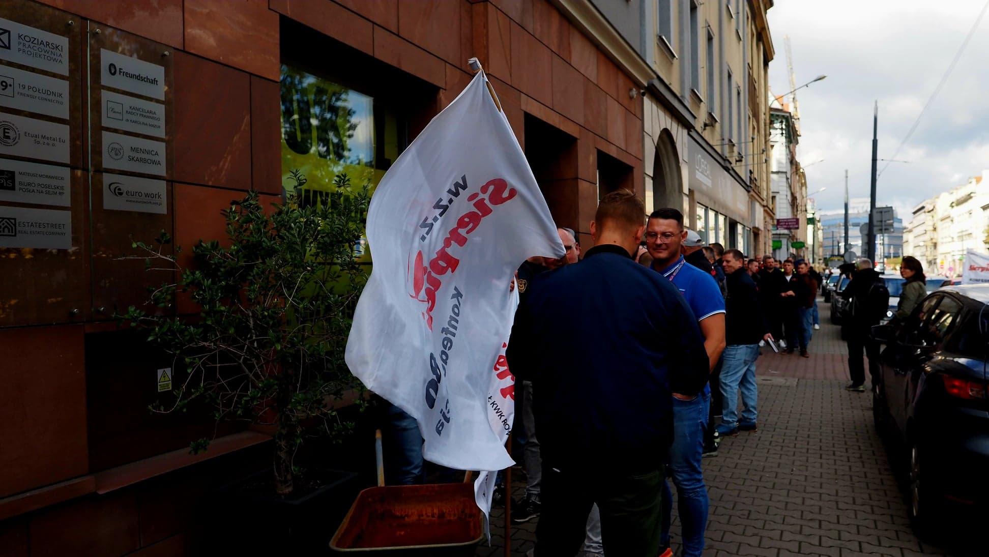 Związkowcy pod biurem Mateusza Morawieckiego