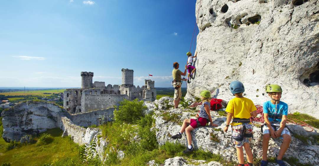Jura Krakowsko Częstochowska Dla Dzieci Jura Krakowsko-Częstochowska przyciąga fanów wspinaczki, turystyki i