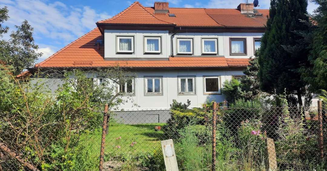 Nie działają komórki, a pioruny walą każdej burzy? Bujda! Jak się mieszka w stalowych domach