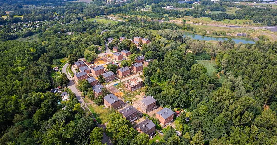 Pięknieje Kolonia Zgorzelec w Bytomiu. Familoki wśród drzew jak z filmu