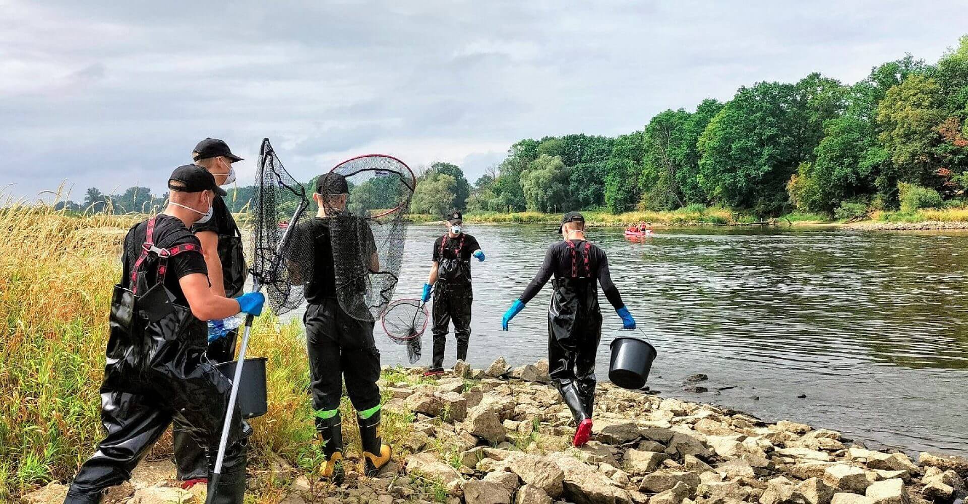 Katastrofa ekologiczna Odra Strażacy Katastrofa ekologiczna Odra Strażacy
