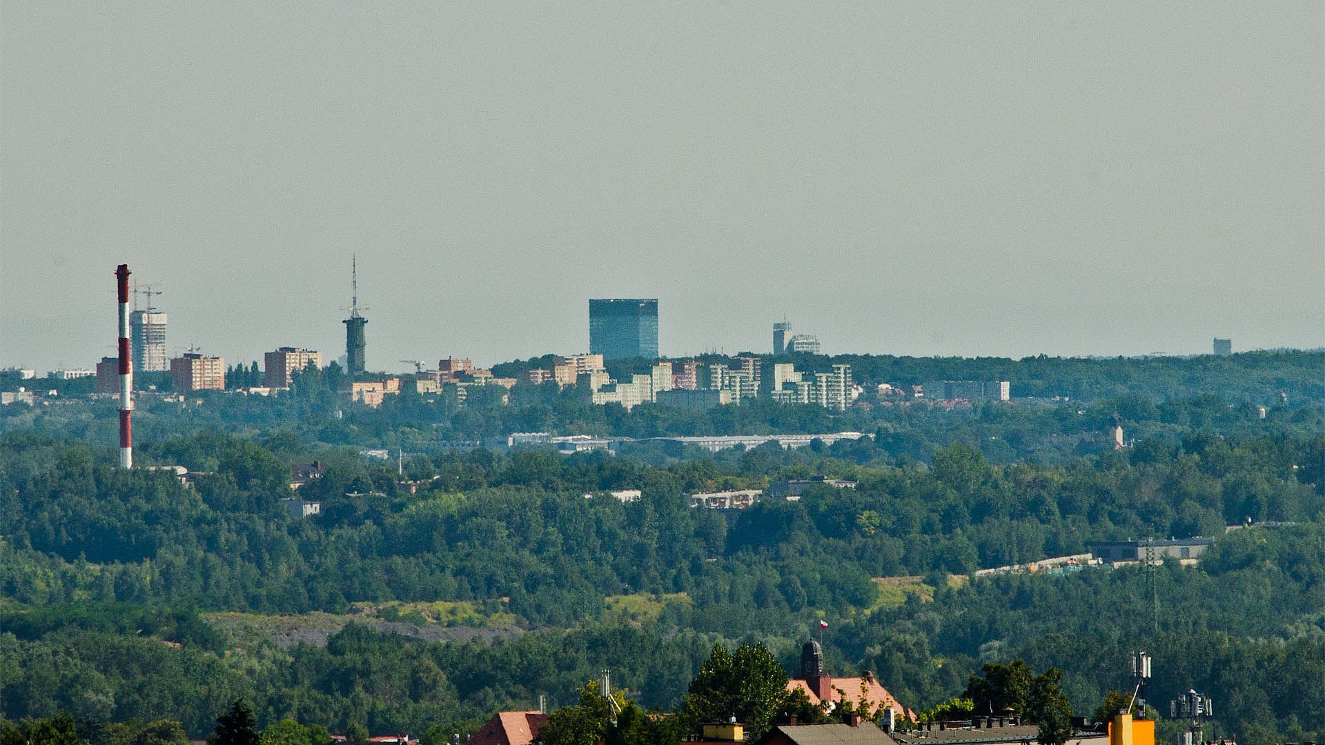 Katowickie wieżowce widziane z Kopca Wyzwolenia w Piekarach Śląskich Katowickie wieżowce widziane z Kopca Wyzwolenia w Piekarach Śląskich