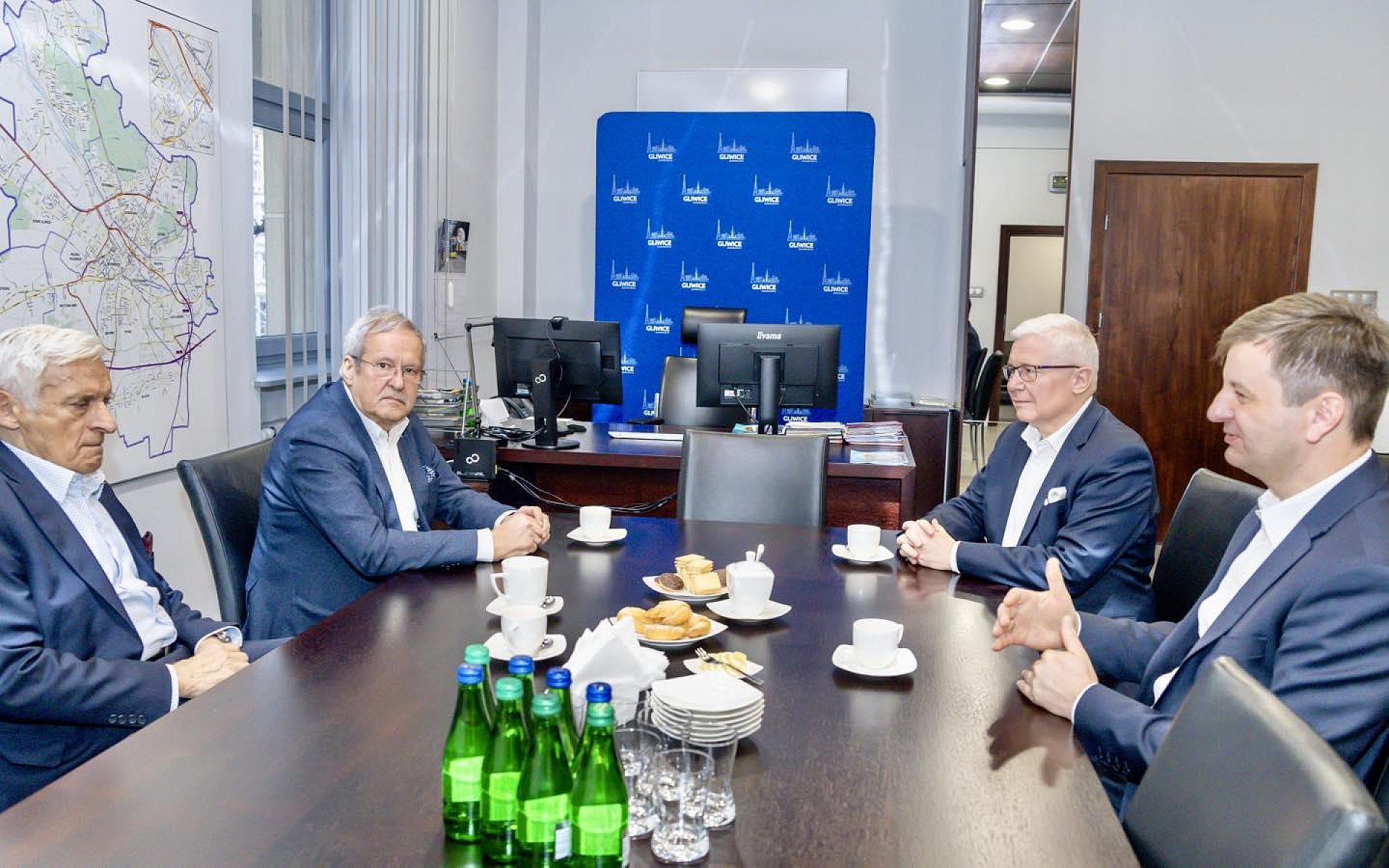 Buzek popiera spiewoka Buzek popiera spiewoka