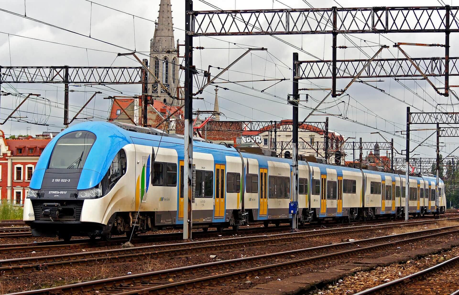 Pociag Kolei Śląskich w Katowicach Pociag Kolei Śląskich w Katowicach