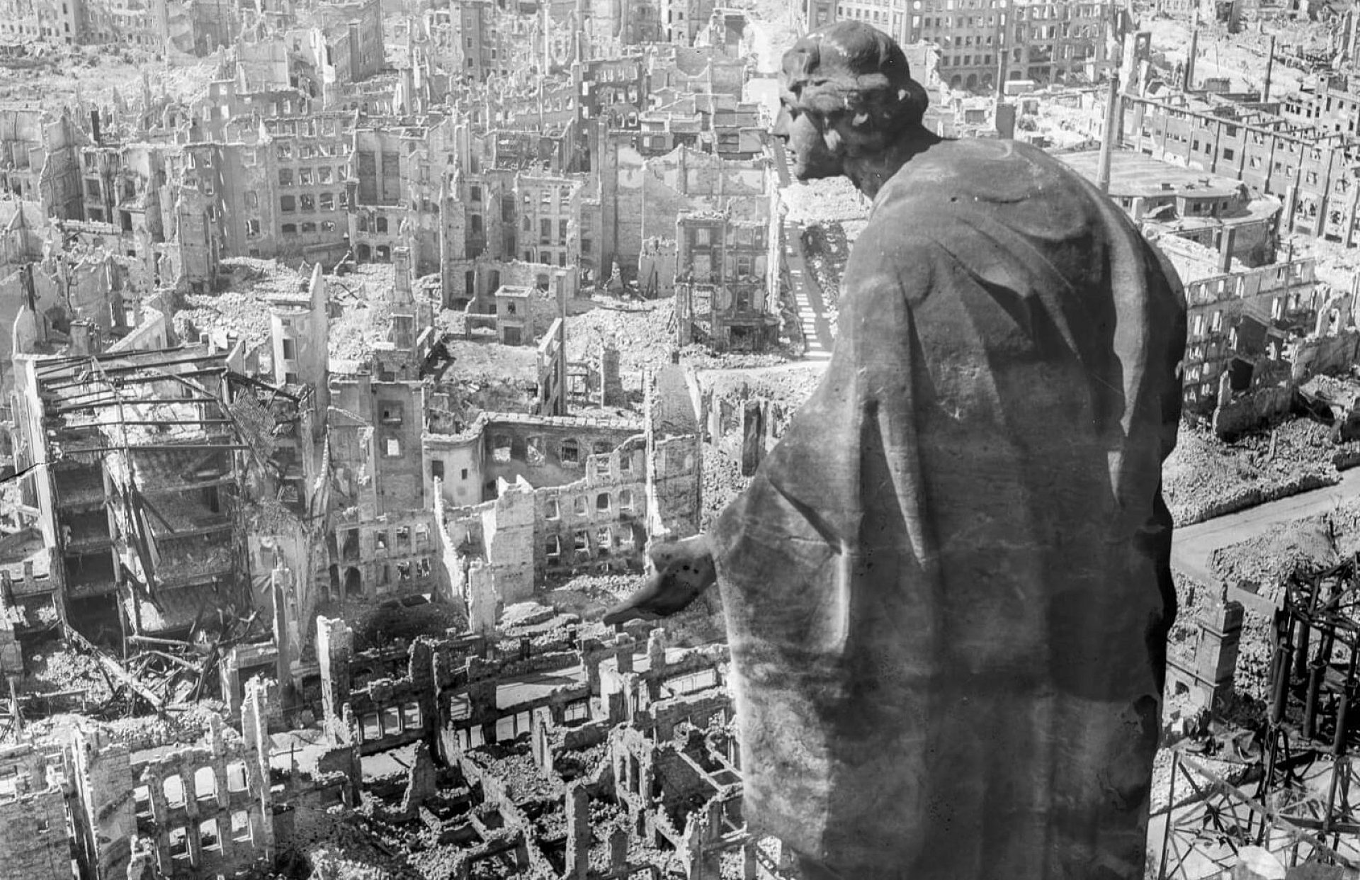 Zagładę Drezna w 1945 r. opisał Horst Bienek. W bombardowaniu zginął ...