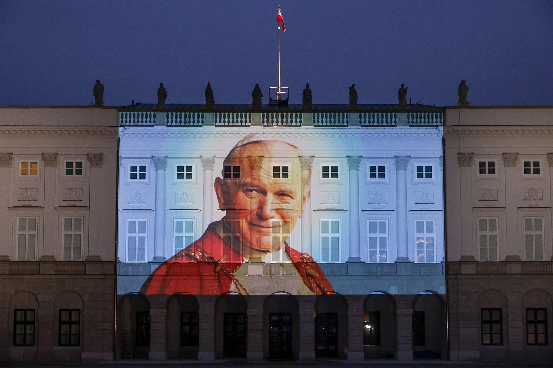 Jan Paweł 2 na fasadzie pałacu prezydenckiego Jan Paweł 2 na fasadzie pałacu prezydenckiego
