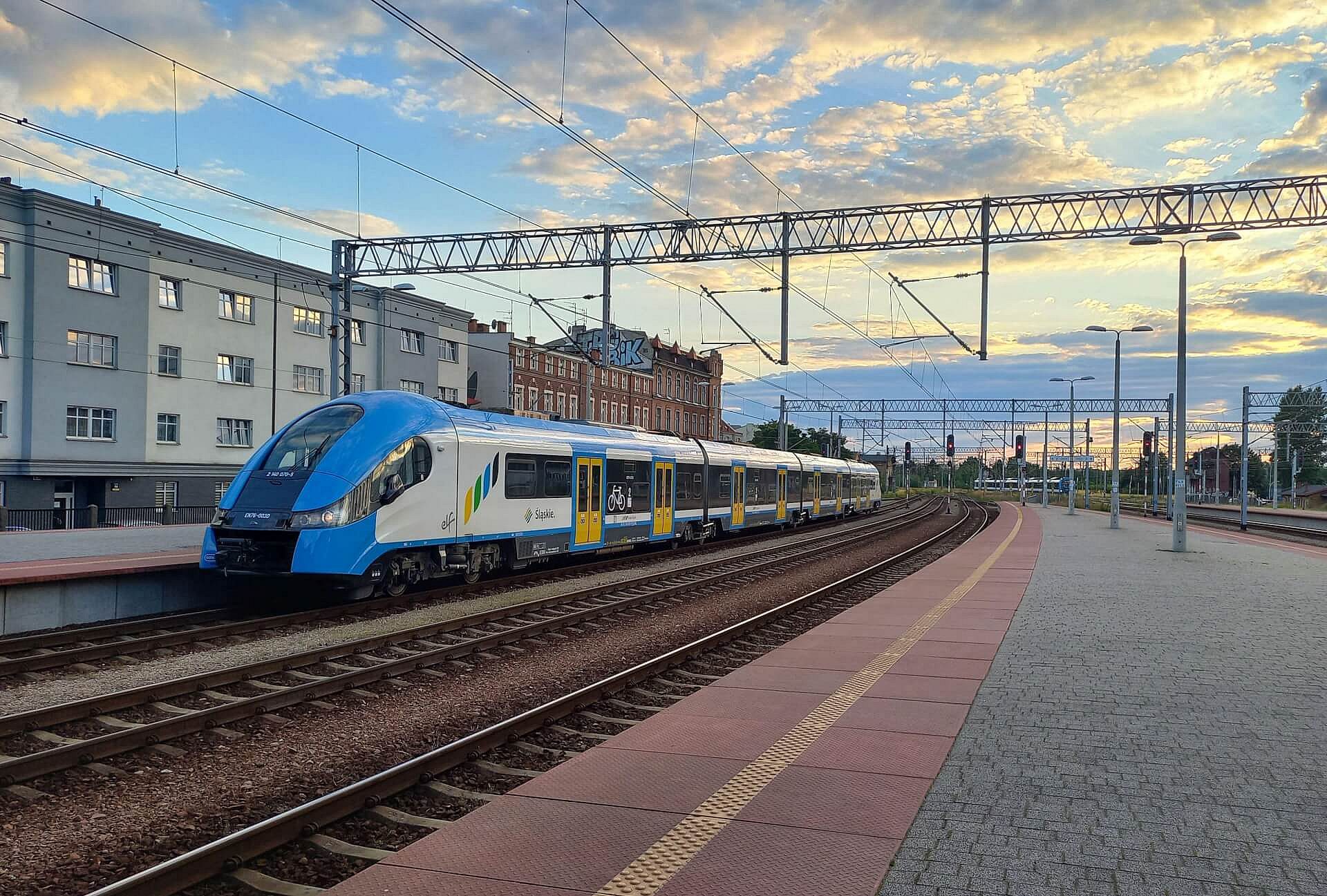 Pociąg Kolei Śląskich na stacji Katowice Pociąg Kolei Śląskich na stacji Katowice