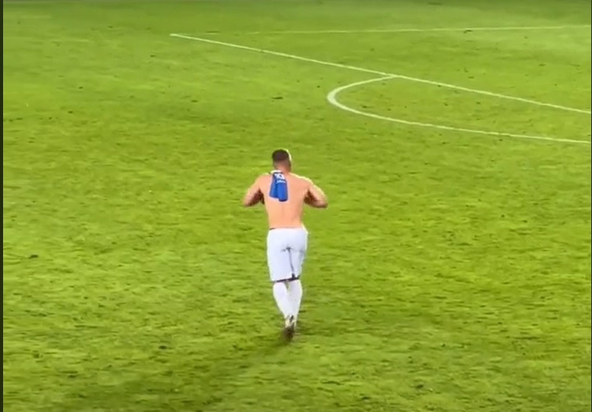 Podolski udaje kurczaka Podolski udaje kurczaka