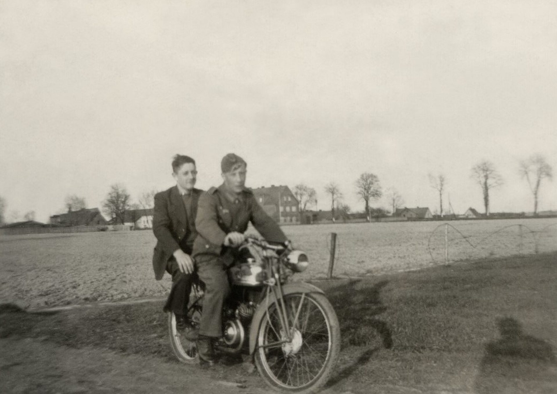 Fotografia z wystawy „W chacharskich mundurach“ - Herbert i Ewald (w mundurze) Mrukwa, w tle szkoła w Czułowie, rok 1941 Fotografia z wystawy „W chacharskich mundurach“ - Herbert i Ewald (w mundurze) Mrukwa, w tle szkoła w Czułowie, rok 1941