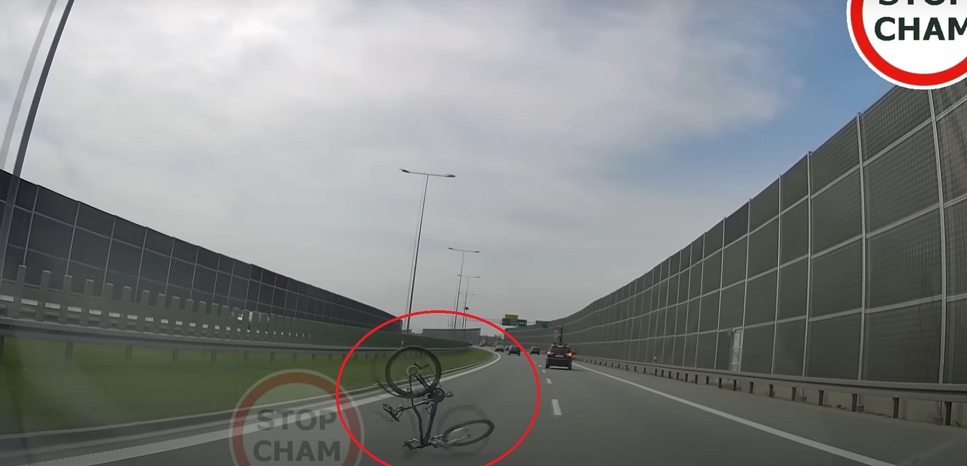 Rower spadł z dachu samochodu na trasie S1 Rower spadł z dachu samochodu na trasie S1