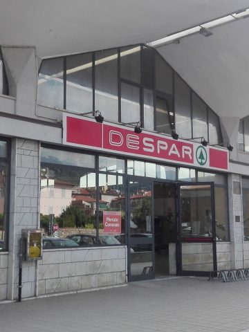 Hala targowa w Pietrasancie Hala targowa w Pietrasancie