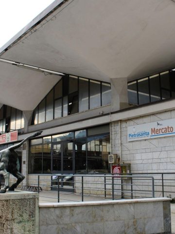 Hala targowa w Pietrasancie2 Hala targowa w Pietrasancie2