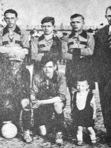 Jerzy Ziętek (trzeci od prawej) wśród zawodników Ruchu Radzionków, rok 1937 Jerzy Ziętek (trzeci od prawej) wśród zawodników Ruchu Radzionków, rok 1937