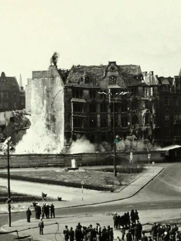 Początek lat 70. Skośnej już właściwie nie ma, zdjęcie wykonano przy okazji wyburzania końcówki Mickiewicza pod "Skarbek" Początek lat 70. Skośnej już właściwie nie ma, zdjęcie wykonano przy okazji wyburzania końcówki Mickiewicza pod "Skarbek"