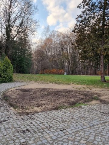 Miejsce po ławce z polską flagą Miejsce po ławce z polską flagą