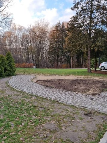 Miejsce po ławce z polską flagą Miejsce po ławce z polską flagą