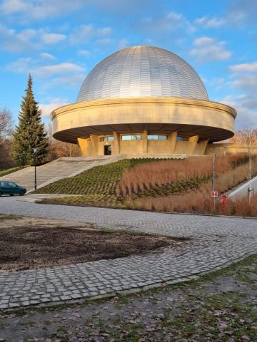 Miejsce po ławce z polską flagą Miejsce po ławce z polską flagą