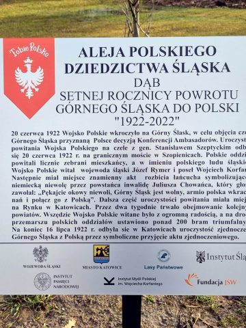 Tabliczka na dębie setnej rocznicy powrotu Górnego Śląska do Polski w alei Polskiego Dziedzictwa Śląska Tabliczka na dębie setnej rocznicy powrotu Górnego Śląska do Polski w alei Polskiego Dziedzictwa Śląska