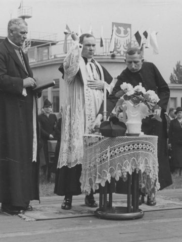 Uroczystość poświęcenia ogródka jordanowskiego w Katowicach Uroczystość poświęcenia ogródka jordanowskiego w Katowicach