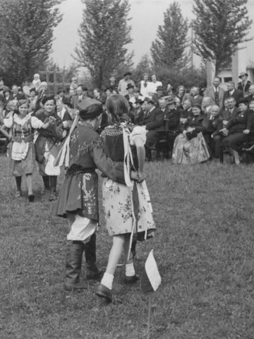 Uroczystość poświęcenia ogródka jordanowskiego w Katowicach Uroczystość poświęcenia ogródka jordanowskiego w Katowicach