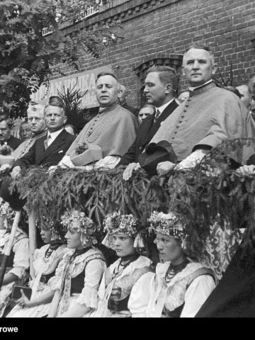Wojciech Korfanty na trybunie honorowej w Piekarach Wojciech Korfanty na trybunie honorowej w Piekarach