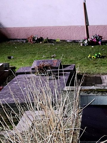 Zniszczone nagrobki na cmentarzu 2 Zniszczone nagrobki na cmentarzu 2