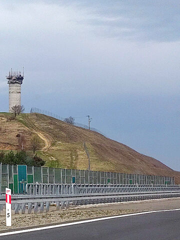 Budowa wiezy radarowej przy autostradzie A1 Budowa wiezy radarowej przy autostradzie A1