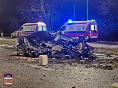 Śmierć pasażerki BMW. Wbiło się w bramę przy Oświęcimskiej Wypadek w Tychach, 4.02.2024