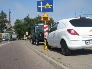 Koniec z bezprawnym blokowaniem kół na osiedlach? Blokada koła