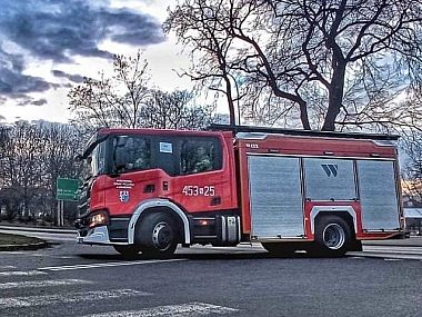 Pożar na ul. Jęczmiennej. Zaalarmowano strażaków z JRG oraz OSP Straż knurów, jrg knurów