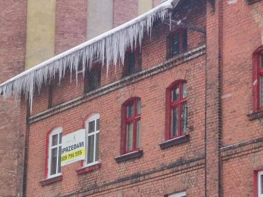 To przestaje być śmieszne. Potężne sople nad chodnikami 1671284215274