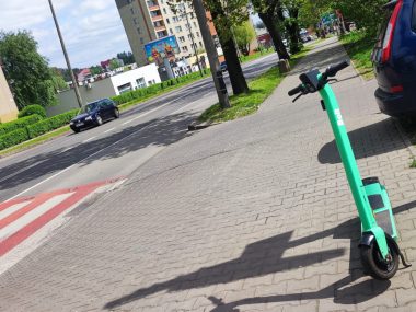 Koledzy od kieliszka, hulajnogi i… drogiej przejażdżki Pijani rudzianin wpadli na 1 Maja w Wirku