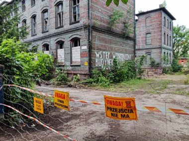 Zabytkowe budynki dawnego szpitala w Wirku grożą zawaleniem Smutny widok dawnego Szpitala Miejskiego w Wirku