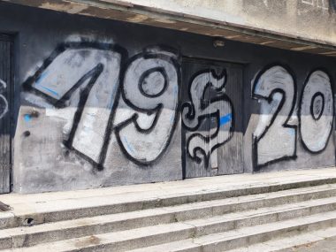 Zrzutka na nowe drzwi. Kino Patria prosi o pomoc Obecne drzwi kina pamiętają... o wiele lepsze czasy