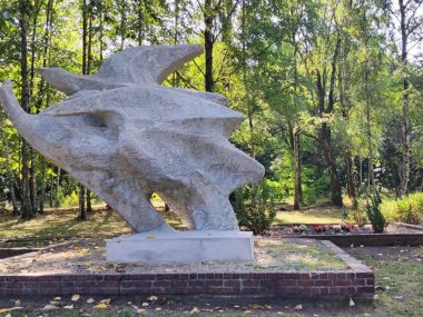 "Ptaki" odnowione. Szkoda, że okolica rzeźby nie... Odnowiona rzeźba, nieodnowione otoczenie