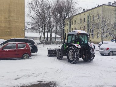 Intensywny opad śniegu zaskoczył? Nie koniecznie W odśnieżaniu osiedla pomagał ciągnik z pługiem