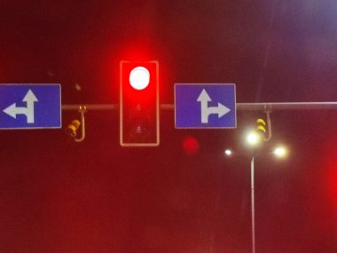 "Red light" na skrzyżowaniu w Czarnym Lesie. Działa czy nie? Kamery na skrzyżowaniu w Czarnym Lesie będą czyhać na kierowców wjeżdżających na czerwonym
