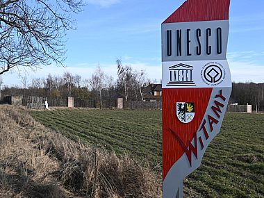 Witacze przy głównych tarnogórskich drogach już gotowe Oznaczenia UNESCO w Tarnowskich Górach