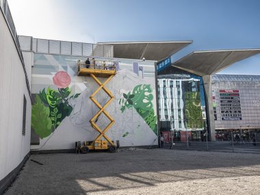 Na ścianie dworca PKP w Katowicach powstaje ekomural Mural dworzec PKP Katowice