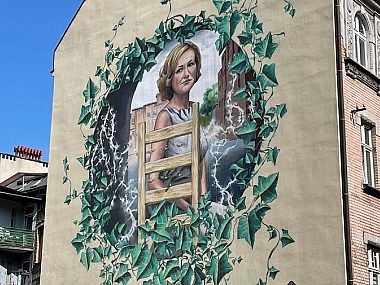 Popiersie Krystyny Bochenek w Galerii Artystycznej Krystyna Bochenek - mural przy Wojewódzkiej