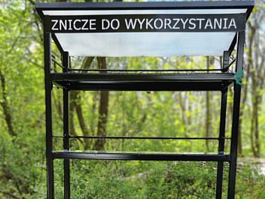 Na tarnogórskim cmentarzu pojawił się stojak na stare znicze Stojak na znicze na cmentarzu w Tarnowskich Górach