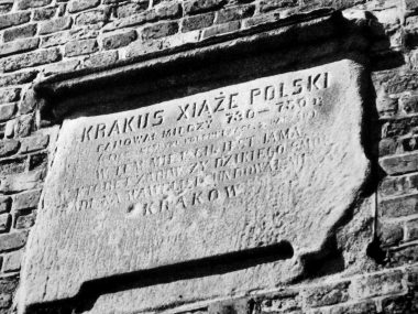 Krak był ze Śląska? Szukamy legendarnego założyciela Krakowa Tablica upamietniająca Kraka na murze Wawelu