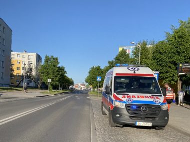 Interwencja ratowników medycznych na ul. Kosmonautów. Na pomoc ruszyli przypadkowi przechodnie CE4 ACDF5 3013 43 D8 B75 D DDC82849728 E
