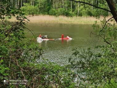 Śmigłowiec wyciągnięty na brzeg. Operacja nie była łatwa Śmigłowiec PSP