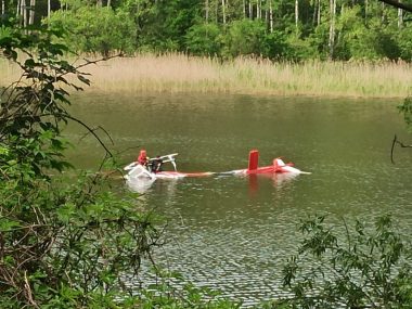 Śmigłowiec gaśniczy... wpadł do zalewu w Rogoźniku Śmigłowiec PSP w Rogoźniku
