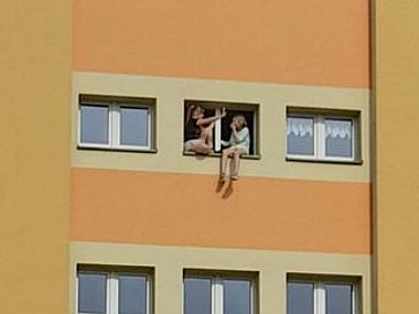 Piekary Śląskie. Takie zabawy mogły skończyć się tragicznie Piekary Śląskie niebezpieczna sytuacja w bloku