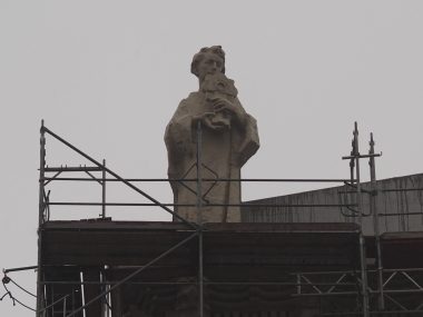 Pierwsze rzeźby na tympanonie katowickiej archikatedry Tympanon katowickiej archikatedry