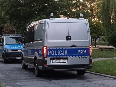 Interwencja dwóch radiowozów na osiedlu Wojska Polskiego w Knurowie 77273 DBE 11 BA 4 F87 B02 C 07 DFE68 B5895