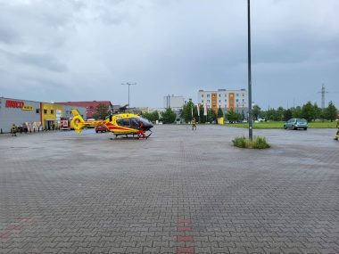 Śmigłowiec LPR wylądował na osiedlu Wojska Polskiego w Knurowie EB6400 E6 ABAA 42 C1 8163 AB2395 C07 E9 D