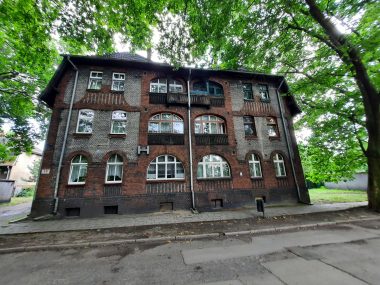Familoki między 100-letnimi platanami. Osiedle Zandka Zandka, Zabrze